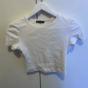 Crop topp från zara storlek S - Jätte fina och använda få gånger båda för 100kr 