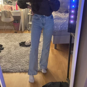 Jeans - Säljer dessa jeans från nakd med slits på sidan, i storlek 34 säljer för 250 kr +frakt 