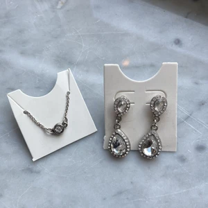 Silver örhängen och armband - Jättefina silvriga örgängen och ett matchande armband med en liten berlock. Oanvända och köpta på glitter💕köparen står för frakt!