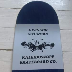 Sprillans ny skate deck från Kaleidoscope skateboards i storlek 8. Grip ingår ej! Buda gärna:)