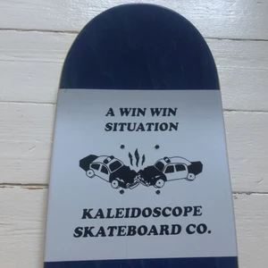 Skate deck! - Sprillans ny skate deck från Kaleidoscope skateboards i storlek 8. Grip ingår ej! Buda gärna:)