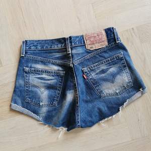 Superfina vintage shorts från Levi's, modell 501. Storlek 29 enligt lappen på baksidan. Skulle säga att de passar strl S. Fint skick! 