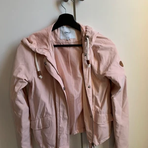 Vår/sommarjacka - Fin vår/sommarjacka från Only i gammeldags rosa. Knappt använd så i nyskick. (köparen står för frakt) Pris kan diskuteras! 