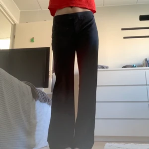 Mörkgråa kostymbyxor!❤️ - Min kamera är trasig så därför reflekteras den oranga tröjan hehe! Skriv om du har några frågor!❤️ midja: 83cm innerben: 84cm❤️