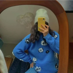 Blå stickad tröja med blommor - Denna stickade tröjan är från Carin Wester. Jag använder inte denna mer tyvärr då den är väldigt fin. Den har ett väldigt tungt och tjockt material vilket gör den väldigt tålig och den har mycket bra kvalité! Den är i storlek S. Köparen står för frakten!