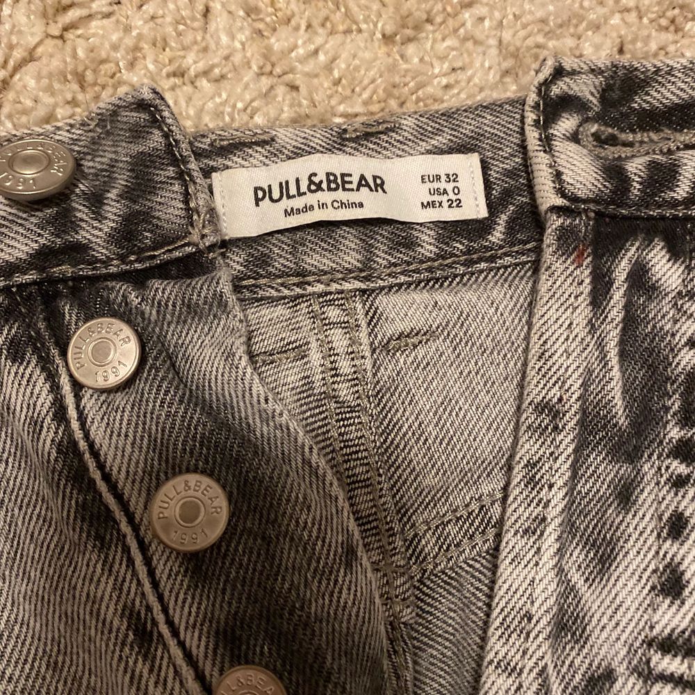 Ett par jättefina gråa stentvättade jeans från pull bear i jättefint skick. De är i ett begangnat skick men väldigt fina utan slitage. . Jeans & Byxor.