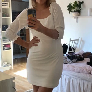 Vit klänning M - Superfin studentklänning från bikbok, aldrig använd då jag hittade en annan. 