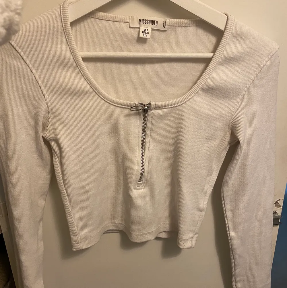 Fin kort vit tröja från Missguided, använd fåtal gånger!! Som ny. + frakt 🤍. Tröjor & Koftor.
