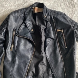 Svart Skinnjacka  - Svart skinnjacka i storlek 40 passar S/M. Köpt i butiken Chelsea i Göteborg. Bra skick! Använd fåtal gånger. Köparen står för frakt, kan mötas upp!✨