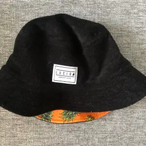 Säljer min buckethat jag köpte i Australien då den inte blir använd. Kan användas både som svart eller orange.