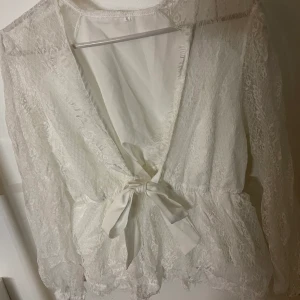 Blus  - Säljer denna blusen. Aldrig använd och inte testad🦋