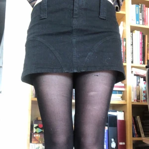 Jättefin och cool minikjol💜 - Den här är så bekväm och fin! Lätt att matcha :) Stretchig och sitter bra! Skriv för frågor/vid intresse 💓