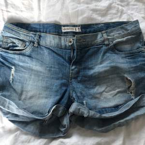 Jeansshorts i strl 44. Kommer ifrån Lindex