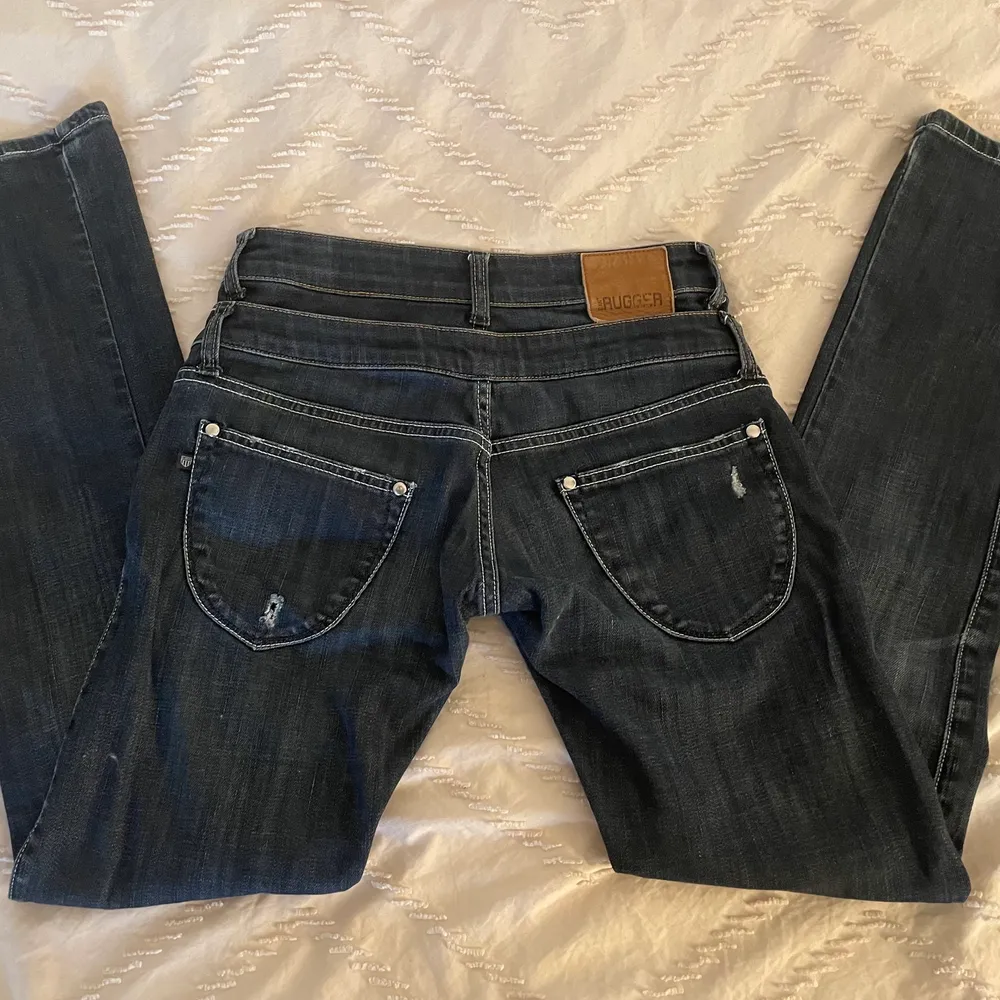 Säljer dessa super snygga jeans då de inte riktigt sitter som jag önskat☹️ Modellen skulle jag säga är straight och går lite över hälarna på mig som är 160🤍. Jeans & Byxor.