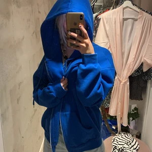 Blå sip up hoodie  - Super fin färg, sitter ganska oversize, ett litet hål under ena armbågen men de syns it så mke!