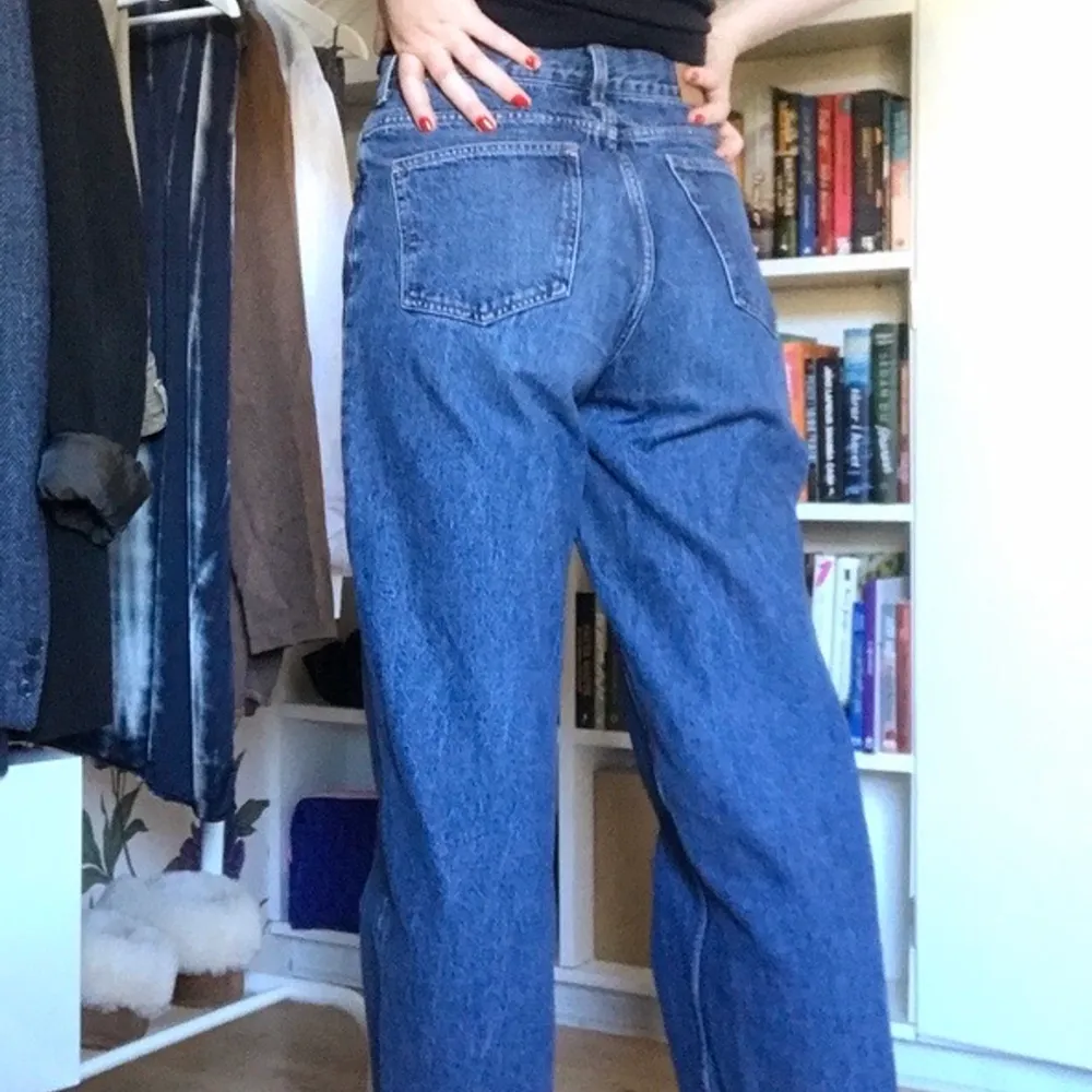 Assnygga jeans från weekday som tyvärr inte kommer till användning längre. De är i W27 och L32 och passar bra på mig som är 177 och brukar ha M i byxor. Skulle även passa S/XS om man vill ha dem lite baggy😍😍 de är i bra skick och frakt ingår inte i priset :). Jeans & Byxor.