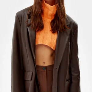 Brun Kavaj - Säljer denna sjukt snygga bruna blazer från bershka i storlek s, säljer då jag tyvärr ej fått lika mycket använding som jag önskat, det finns inga defekter osv på jackan💛💛