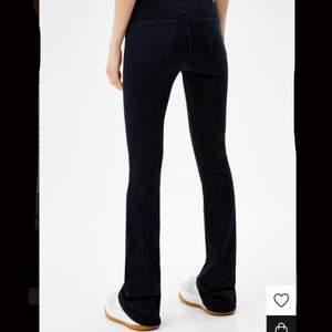 Säljer mina svarta bootcut jeans! Jag säljer för jag råkade beställa 2 par. Kom privat för fler bilder :)