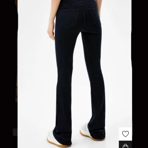 Jeans bootcut  - Säljer mina svarta bootcut jeans! Jag säljer för jag råkade beställa 2 par. Kom privat för fler bilder :)