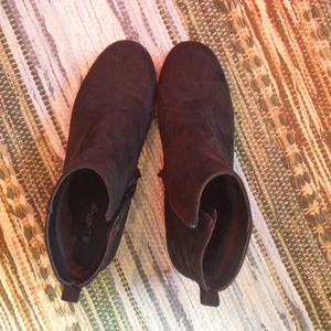 Skor med klack - Fina skor i lite matt sammet material. Fint skick, knappt använda! 