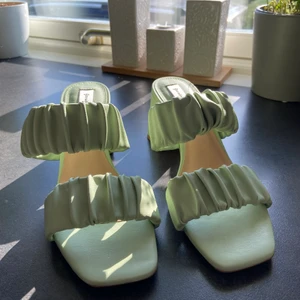 Gröna klackskor - Säljer mina super söta gröna låga klackskor, aldrig använda och i nyskick♥️