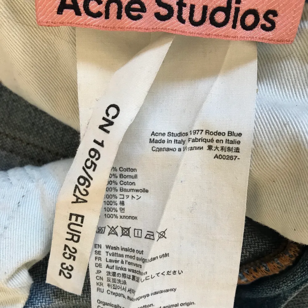 Ny jeansmodell från Acne Studios sedan i våras. Supersnygg modell, Bootcut fit. Endast använd ett fåtal gånger, säljer dem pga att de blivit för små. Strl 25/32. Nypris 2700 sek. Säljer för 1700 sek. Köparen betalar frakten. Inga defekter.. Jeans & Byxor.