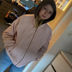 Bomber jacka - Säljer en rosa, jättefin bomber jacka. Storlek 152. Fler bilder går att få 🥰