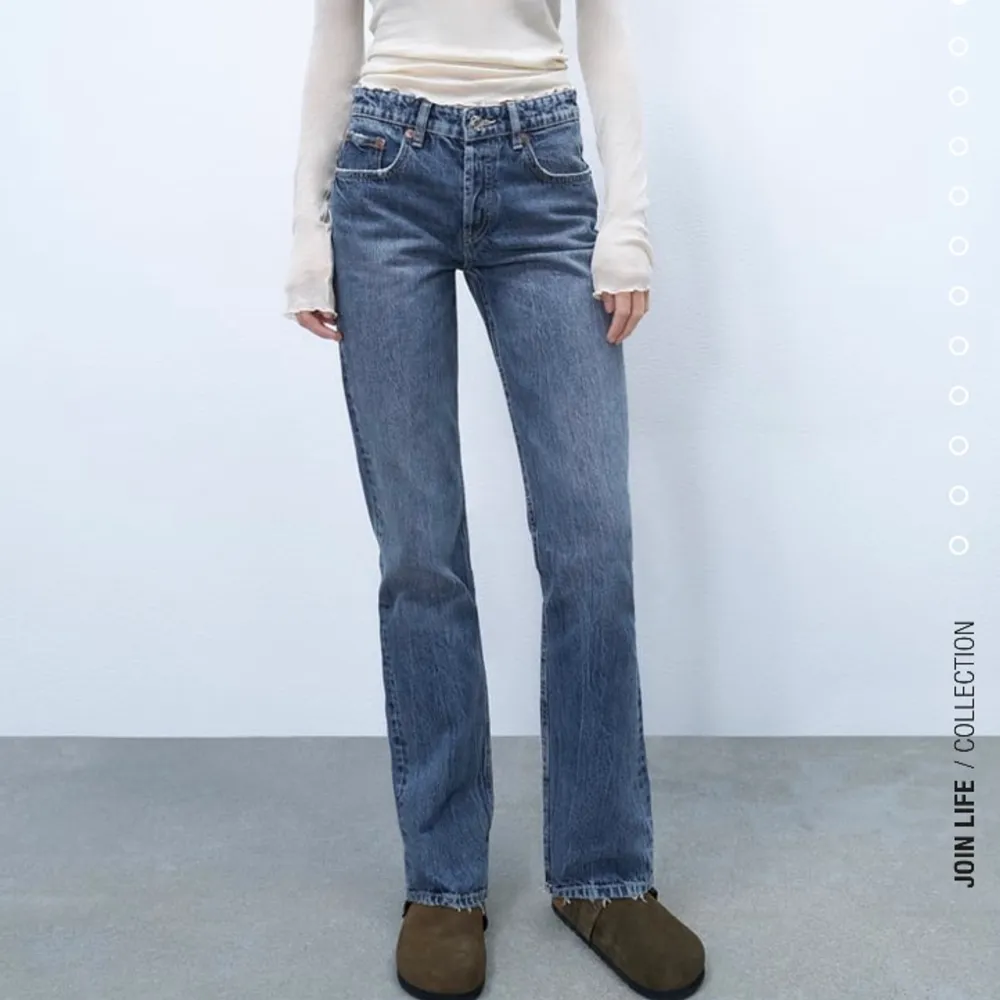 Mid Rise straight jeans från Zara. Använda fåtal gånger så mycket fint skick. Bara att skriva för fler bilder.💞💞. Jeans & Byxor.
