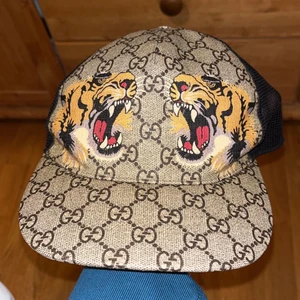 Gucci keps tiger - Sho säljer en Gucci tiger keps som används inte mkt als. Nya pris på kepsen 3250 mitt pris 1900 annars kom med byte och budar❤️postar också om du står för frakten.