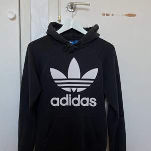 Adidas hoodie i storlek xs, fint skick