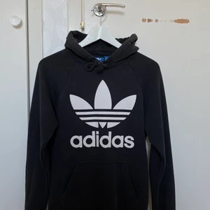 Adidas hoodie - Adidas hoodie i storlek xs, fint skick