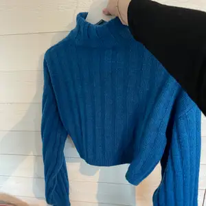 Såå cool stickad tröja från nakd i en klarblå färg😍 endast använd en gång men inte riktigt min stil så därför säljer jag den!! Nypris var runt 400 och jag säljer för 100kr + frakt! Helt slutsåld på hemsidan och säljs inte längre!