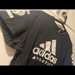 Adidas  - T-shirt 