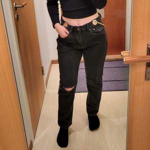 Small lågmidjade jeans från Hot topic, använt 3 ggr men ser nya ut! Kostade 400 kr innan. Jag är 1.61 m lång (: