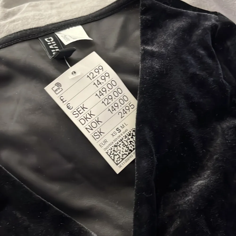 En svart tröja i storlek S. Säljs pga inte kommer till användning och prislapp finns kvar. Slutsåld på h&m hemsida.. Tröjor & Koftor.