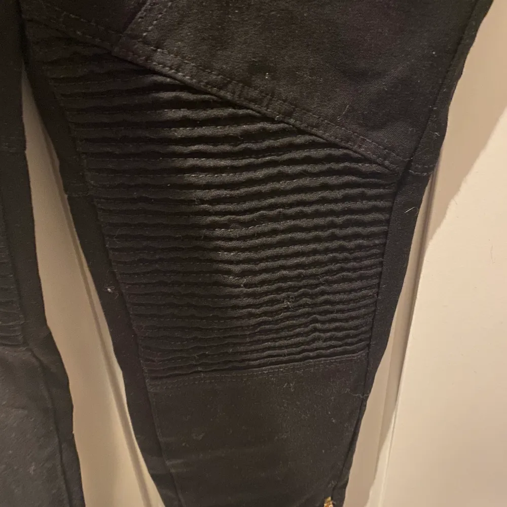 Ett par svarta skinny jeans med guldiga detaljer. Ganska stretchiga.. Jeans & Byxor.