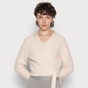 Even&Odd Kofta - tan  - Hel ny fin kofta med kortet på har inte haft den en enda gång på mig den är i storlek M. För mer info kontakta gärna mig. 