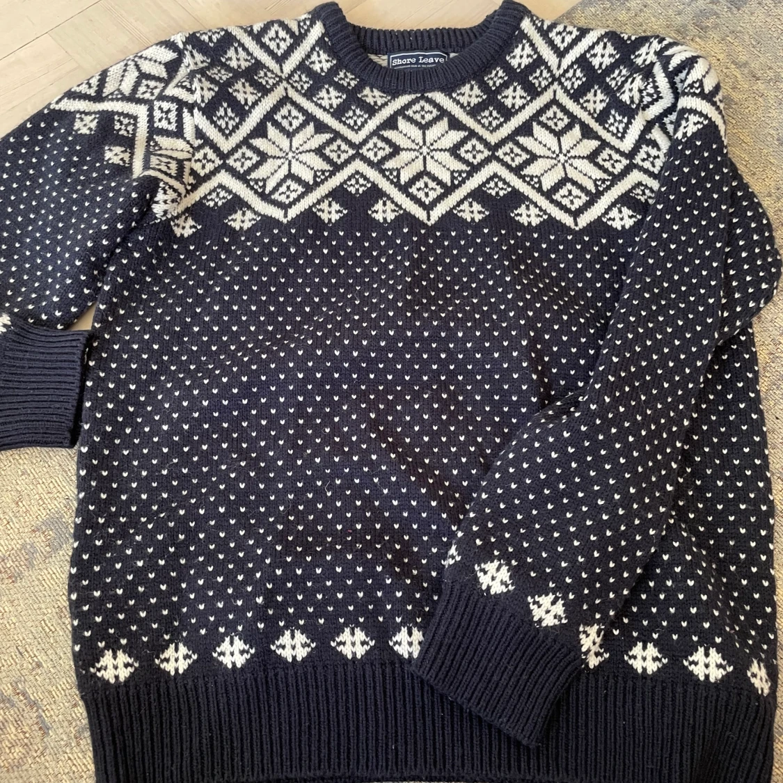 Stickad vit blå tröja