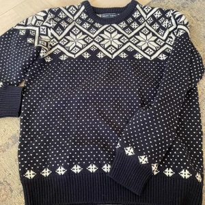 Stickad vit blå tröja - Om plagget ska fraktas betalar köparen för frakten:) 