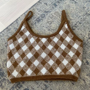 Rutig stickad topp  - Om plagget ska fraktas betalar köparen för frakten :)