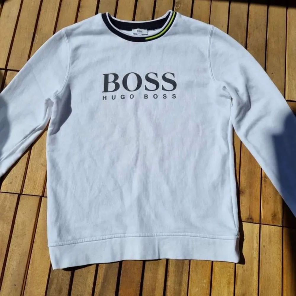 Hugo boss tröja, vit, inga fläckar, storlek S. Mycket bra skick och äkta.. Tröjor & Koftor.