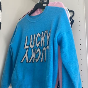 From future tröja - Jätte fin och populär tröja från from future! Köpte för ca 1800kr! Använd ett få tal gånger, den ser inte så jätte använd ut🥰 om de blir fler intresserade startar jag en budgivning!