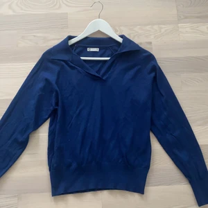 Långärmad blå tröja - En mörkblå tröja från Cubus i bra skick 