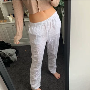 Vita linnebyxor från H&M 🤍 - Helt nya slutsålda linnebyxor från H&M, prislappen är kvar! Jag är 172cm lång och byxorna går ner till marken på mig. Säljes pga av att jag råkade köpa två par 💞