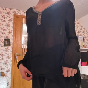 typ genomskinlig top - denhära toppen från indiska är superfin men den passar inte till min stil så jag säljer den 