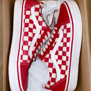 Red checkered old skool vans (cream) - Från Amerika (Vans store) och är bra kvalitet och äkta vans, storlek 38.5, burna flera gånger, kommer med original skokartong