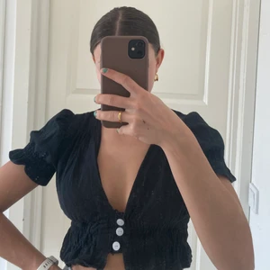 Topp - En superfin topp köpt på en lokal butik när jag var utomlands!! Använd men fint skick!! Köpare står för frakt på 45kr!!🤍