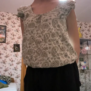 gulligt mönstrat linne - ett jättefint me&i linne med mönster, jag kan tyvärr inte hitta storleken men jag hade gissat på S 😊