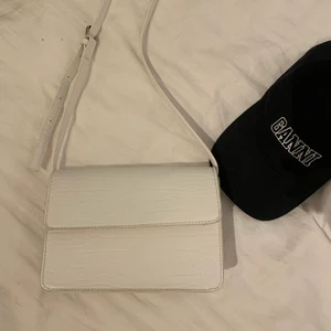 Väska - Fin vit väska från Mango. Använt fåtal gånger💗