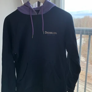 Hoodie från Dickies - Hoodie från Dickies i strl XS. Passar mig som har XS/S.